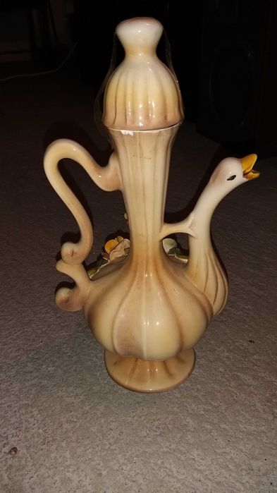 jarra em forma de pato com flores