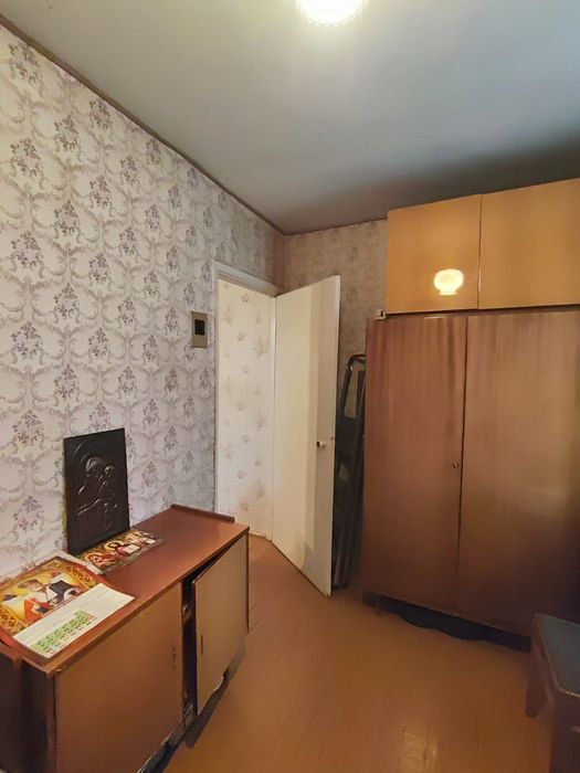 Продається невеличка трикімнатна квартира на масиві. 37500$