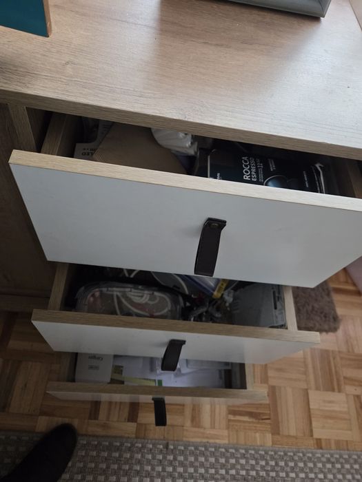 Aparador sofisticado com  4 divisões e 3 gavetas