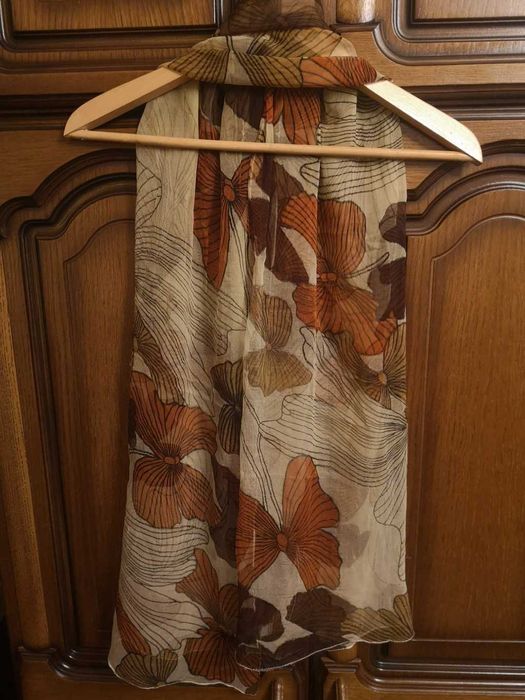 Damski prześwitujący szalik z kwiatami (sztuczny jedwab)