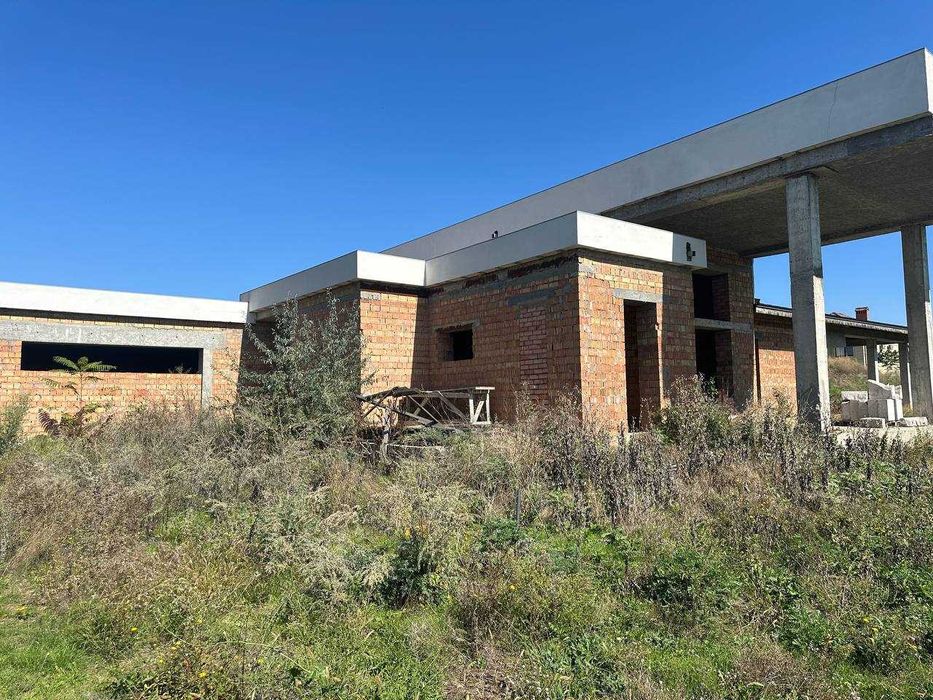 В продаже одноэтажный Дом из красного кирпича на участке 15-соток.