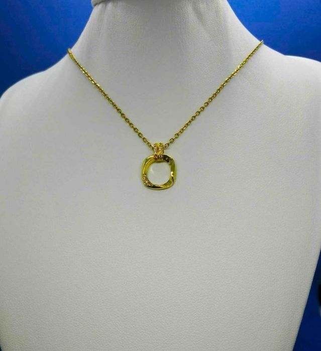 Colar Aço Dourado c/ Quadrado Requintado c/ Cristais Incustrados NOVO