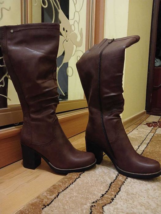 Жіночі чоботи 40 розмір, каблук 8см.