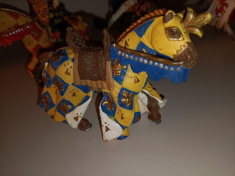 5 Bonecos de cavalos, guerreiro, rei e soldado romano, etc