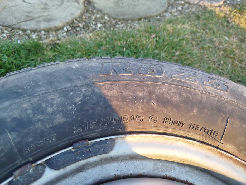 Komplet kół stalowych z oponami w rozmiarze 215/75 R16.