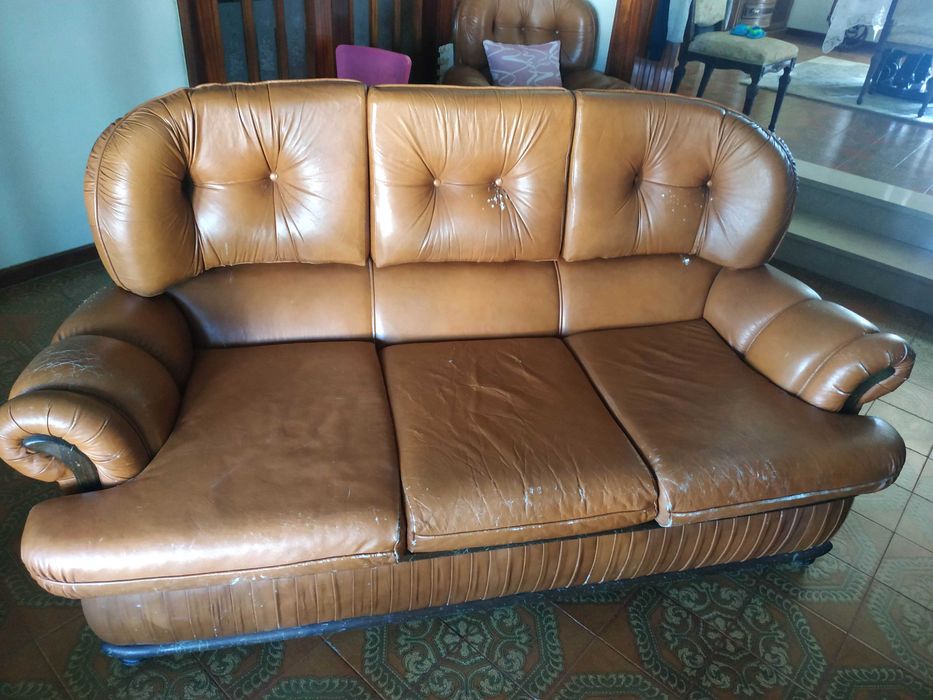 Um sofá-cama e dois sofás individuais