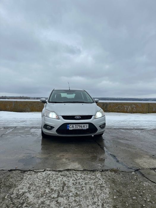 Подаеться автомобіль
