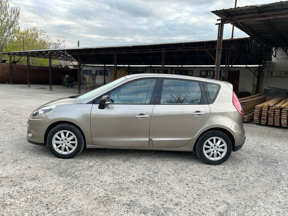 Автомобіль RENAULT