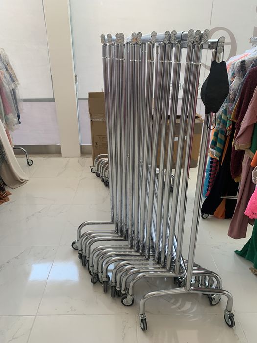 Venda de Charriots / Expositores de Roupa com Rodas – Novos!