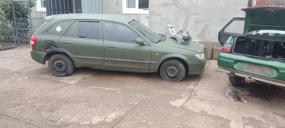 Мазда 323 2001 года