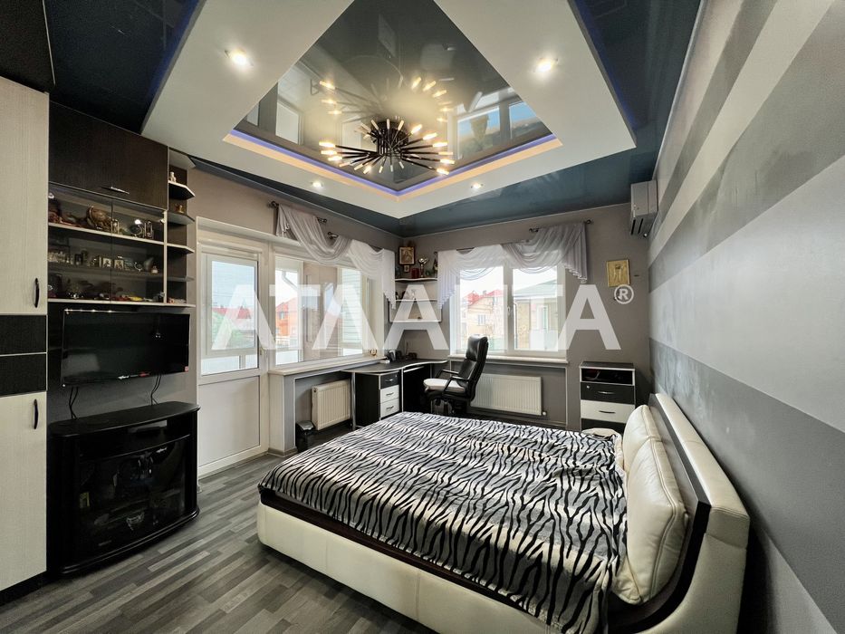 Дом с бассейном в Даче Ковалевского.