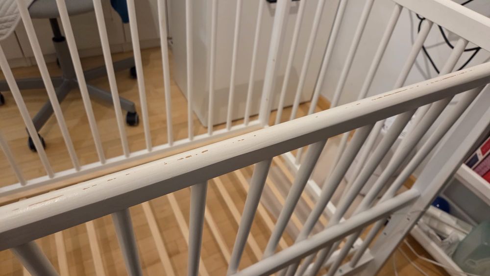 Łóżeczko dziecięce z opuszczanym bokiem z materacem