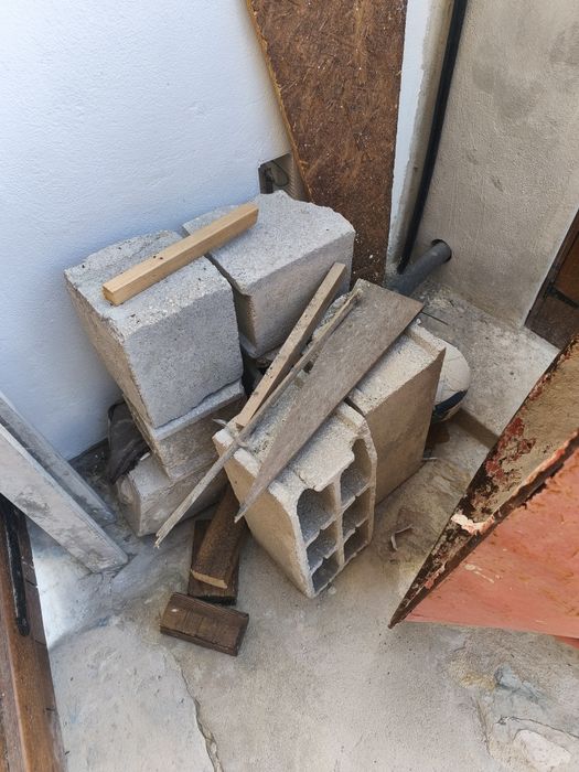 Pedra granito e madeira de construção