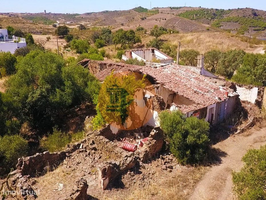 Moradia Em Ruina Com Jardim - Com 233 M2 - Em Botelhas - Castro Mar...