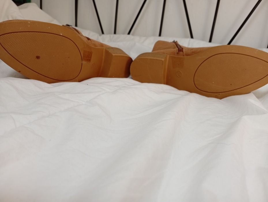 Botins Chelsea Camurça Castanho Claro