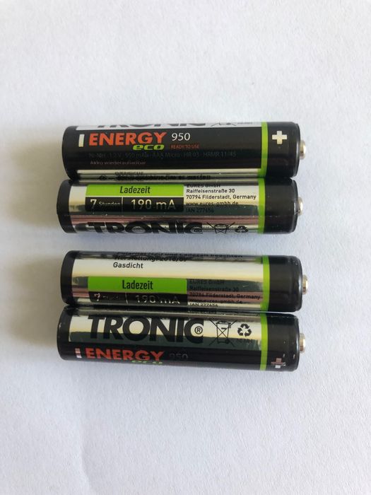 Акумуляторні батареї типу АА та ААА.