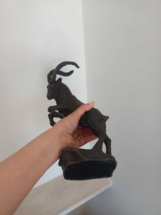 Estátua metálica de carneiro