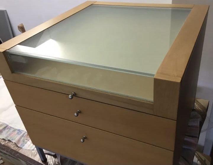 Side table with drawers in natural wood and tempered glass64586297692418123