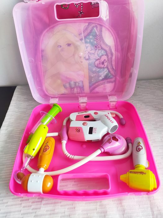 Mały lekarz i plecak Barbie