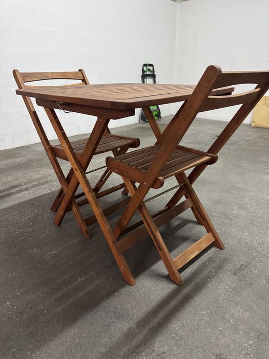 Mesa quadrada com cadeiras para exterior