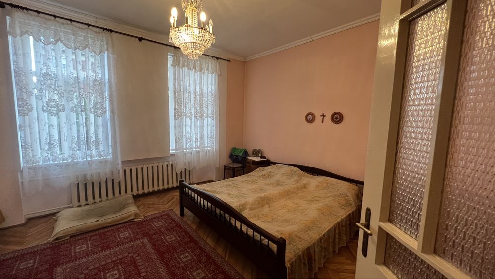 Дім на 8 сотинах престижна локація