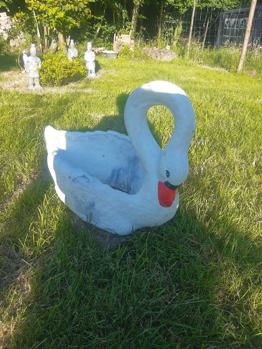 Figurki ogrodowe Łabędź Koszyk