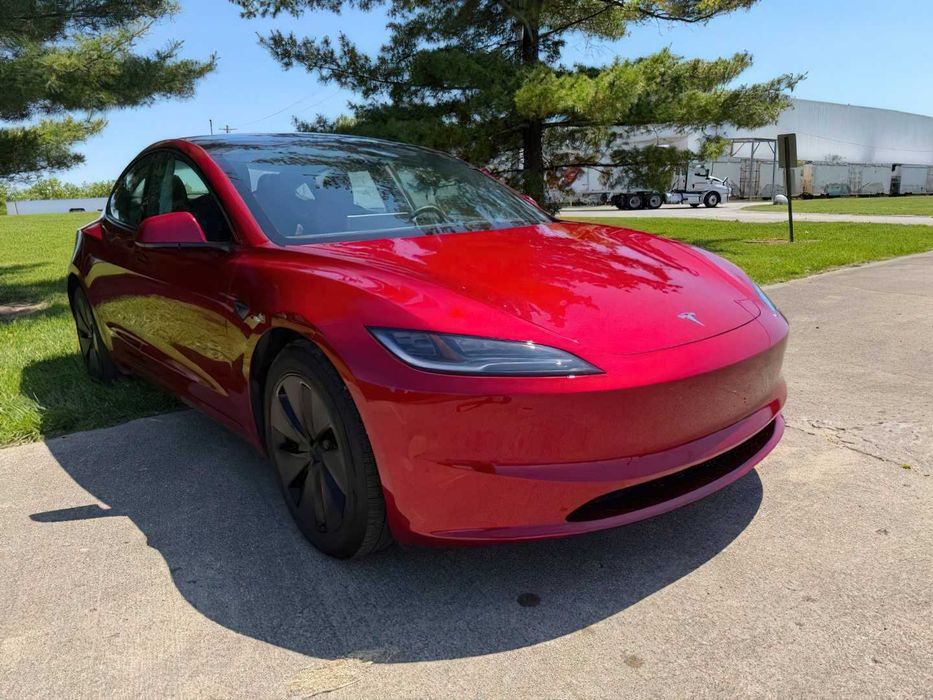 Tesla Model 3 Long Range      2025