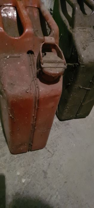 Kanistry  metalowe,  20 L. różne