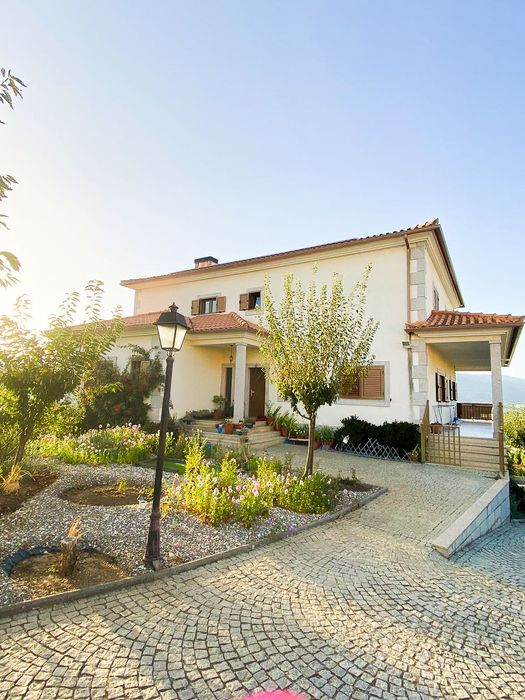 Moradia T4, Casa Moderna c/ Garagem, Jardim, Painéis Solares e Vinha / Próxima da UTAD, Vista deslumbrante.