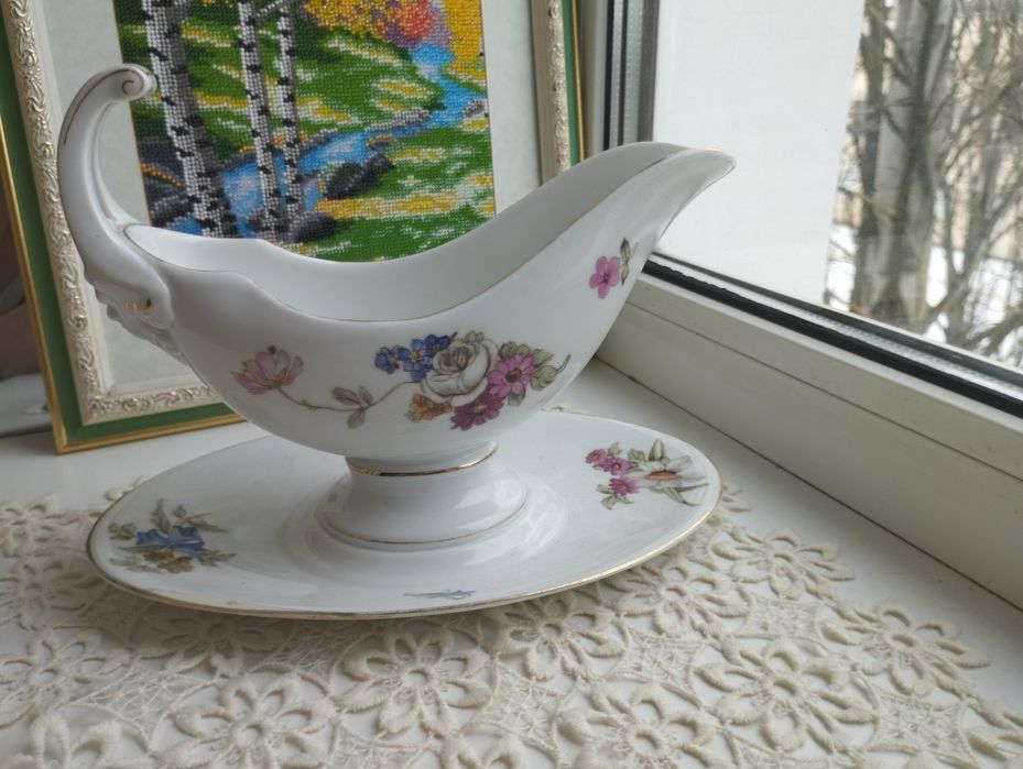 Соусник та 2 тарілки старовинні