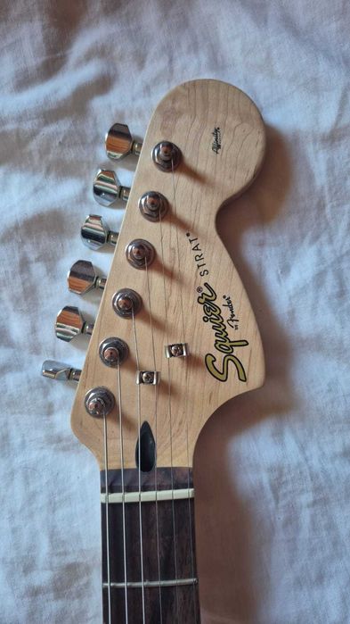 Pack Guitarra Elétrica Squier Stratocaster + Amp Fender Frontman 10G + Capa + Afinador