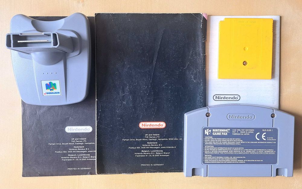 Pokémon Stadium (N64 PAL) + Transfer Pak + Pokémon Yellow + Manuais (Internacional & Português)