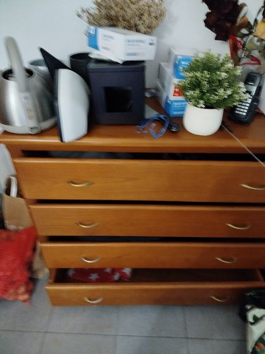 Cómoda em cerejeira com quatro gavetas como nova