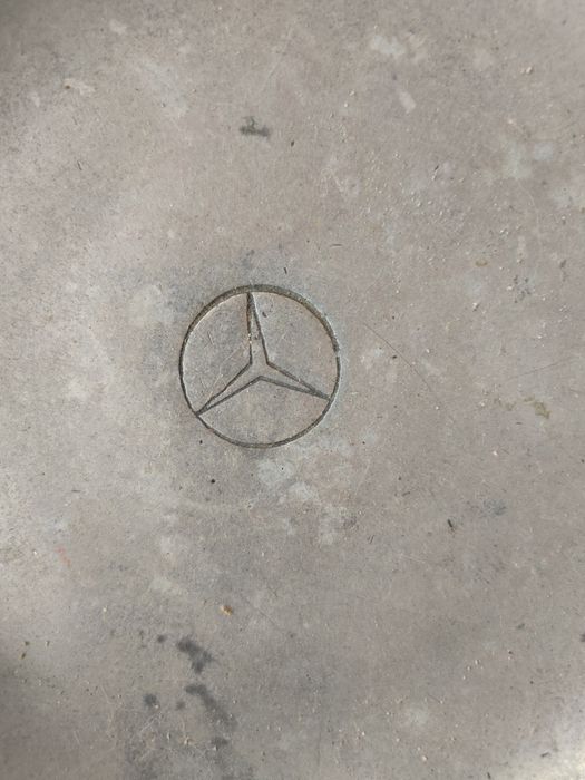 Prato antigo em estanho da Mercedes Benz.