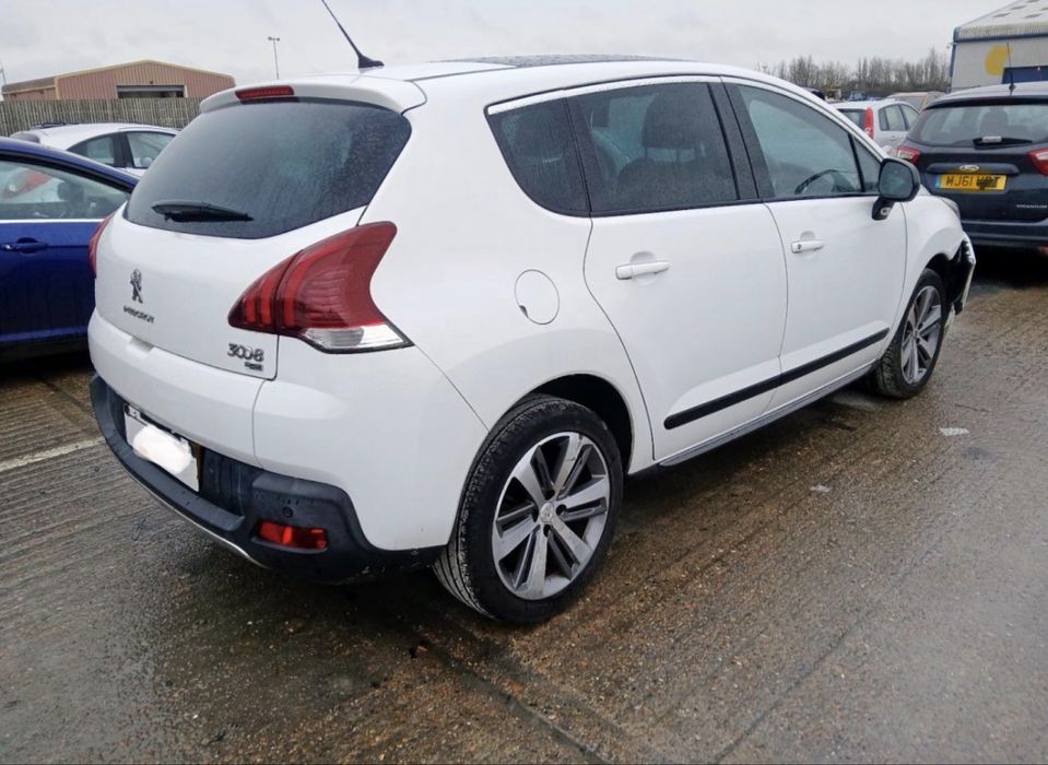 Дверка дверь двері двери Пежо Peugeot 3008