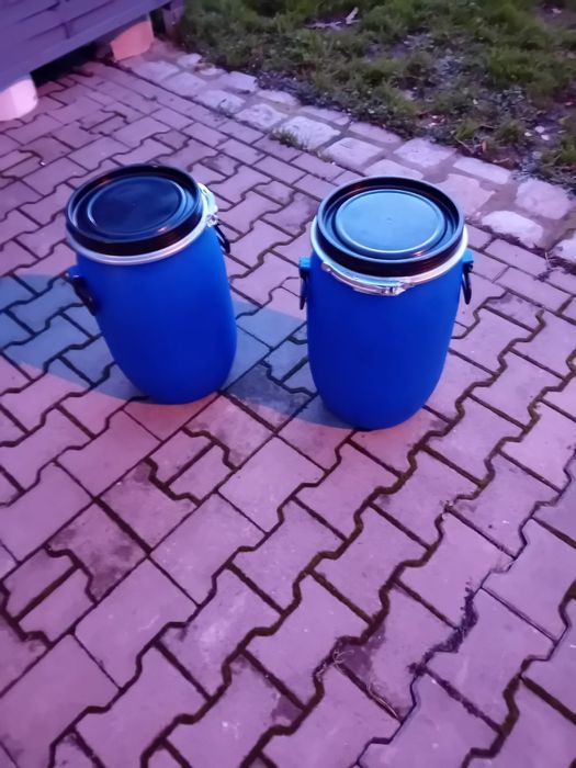 Beczki metalowe i plastikowe