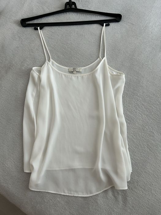 Майка білого кольору на літо, за рахунок пошиву сяде на любу фігуру