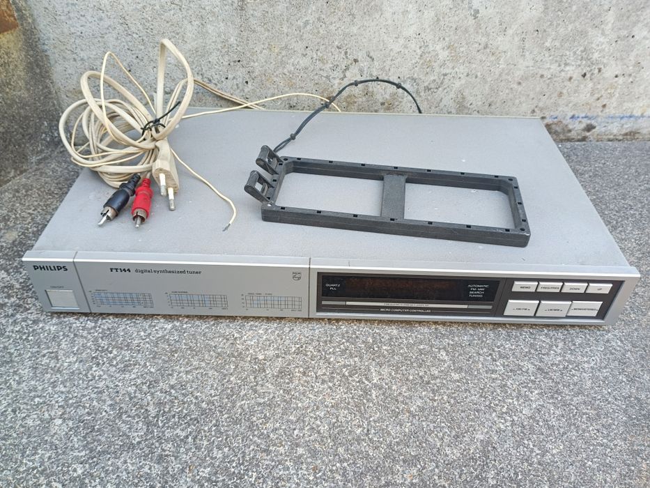 Aparelho sintonizador de rádio clássico (tuner) da marca Philips, modelo FT144