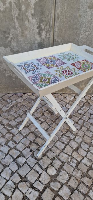 Mesa de apoio com tabuleiro