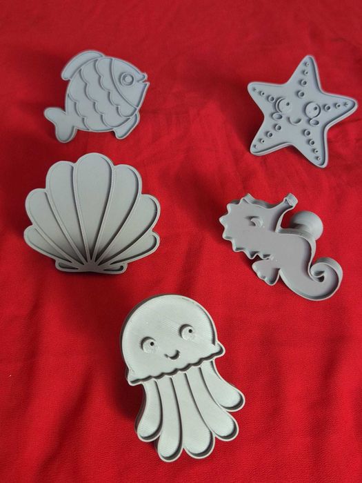 Kit 5 Cortadores + Carimbo para Biscoitos e Pasta Americana – Moldes Grandes 7,5 cm – Ideal para Confeitaria, Bolachas Decoradas