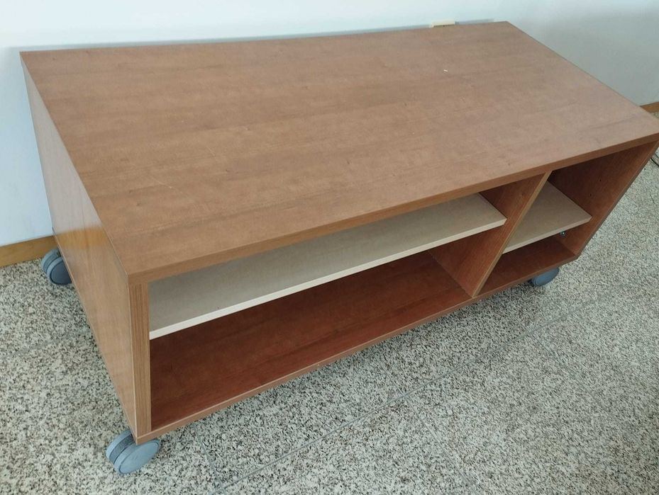 Móvel de TV com rodas