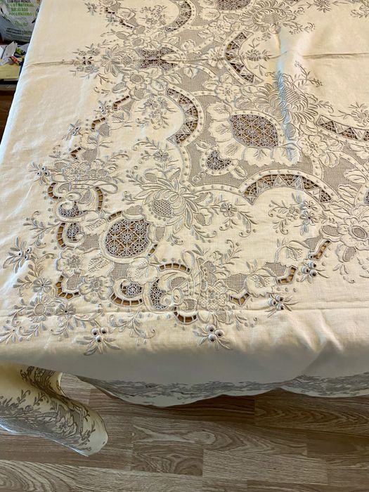 Toalha de Mesa Bordado da Madeira