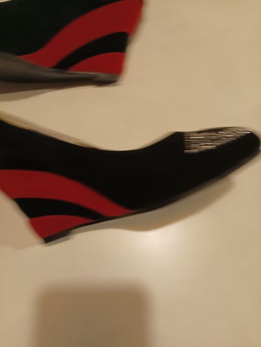 Sapatos em camurça em preto e vermelho,, de marca FAFALA, tamanho 38,usados duas vezes,como novosver