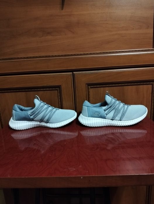 Взуття , кросівки Skechers