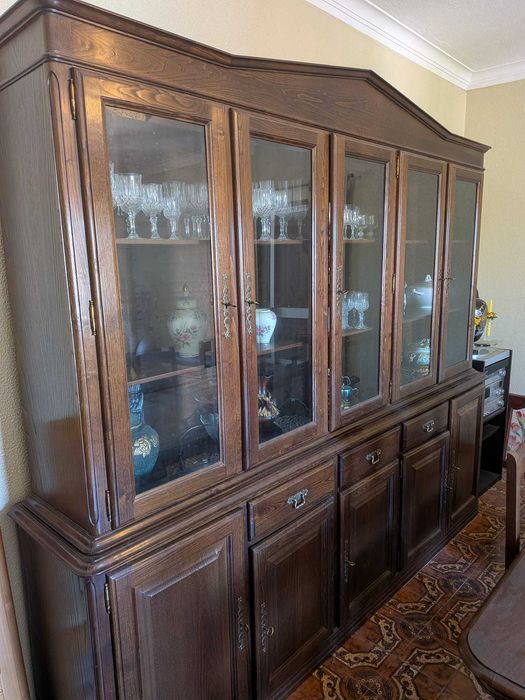 Conjunto Sala de Jantar em Madeira - Mesa + 6 Cadeiras + Móvel com Cristaleira + Sofá