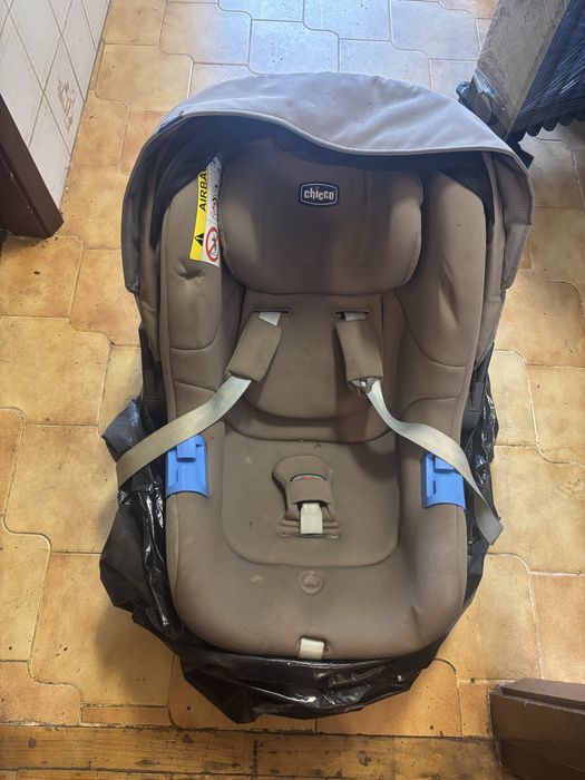 Conjunto de carro, ovo e suporte para colocar no carro