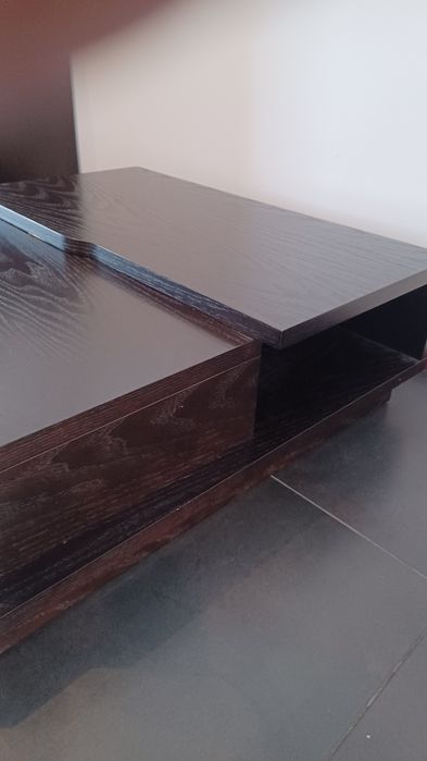 Mesa de centro moderna e funcional em tom castanho-escuro/wengué