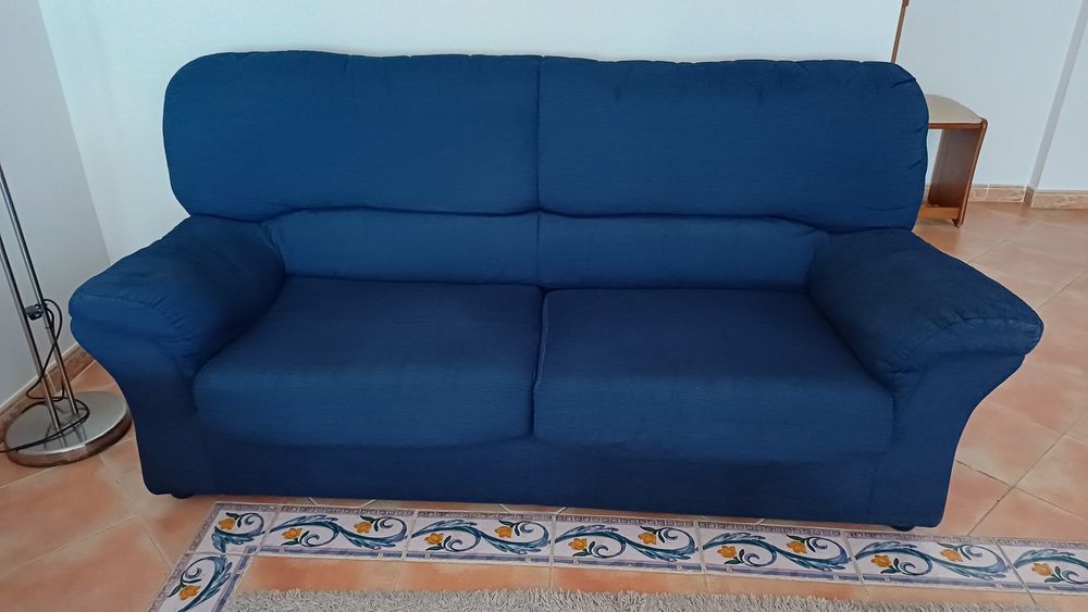 Sofá de três lugares azul escuro