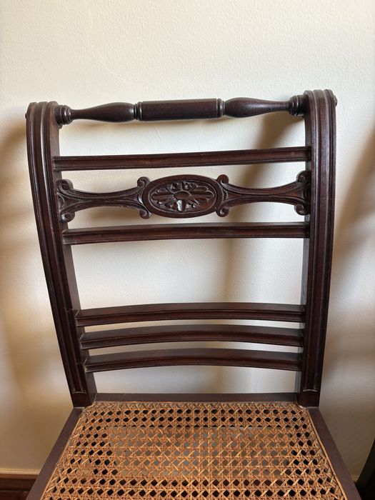 Conjunto de duas cadeiras de madeira