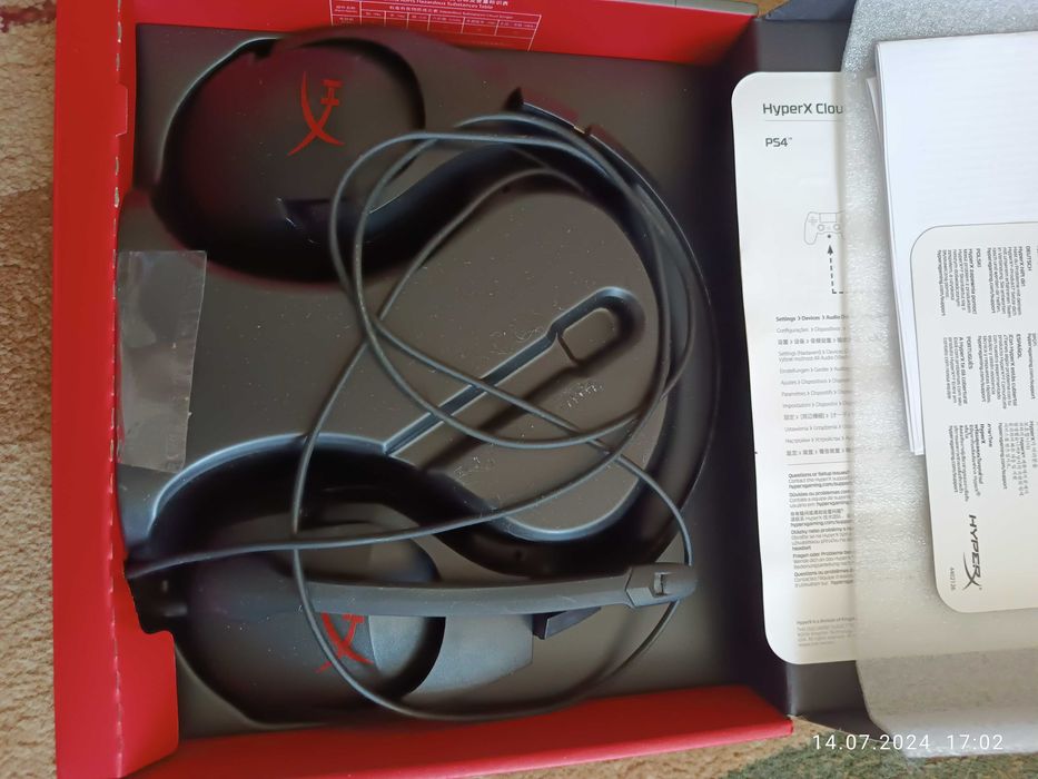 Монітор, клавіатура, навушники.